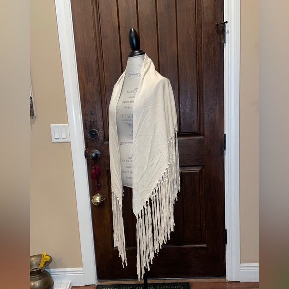 BOHO FRANCESCA’S SHAWL PONCHO WRAP WHITE BEIGE NWT - Picture 8 of 15